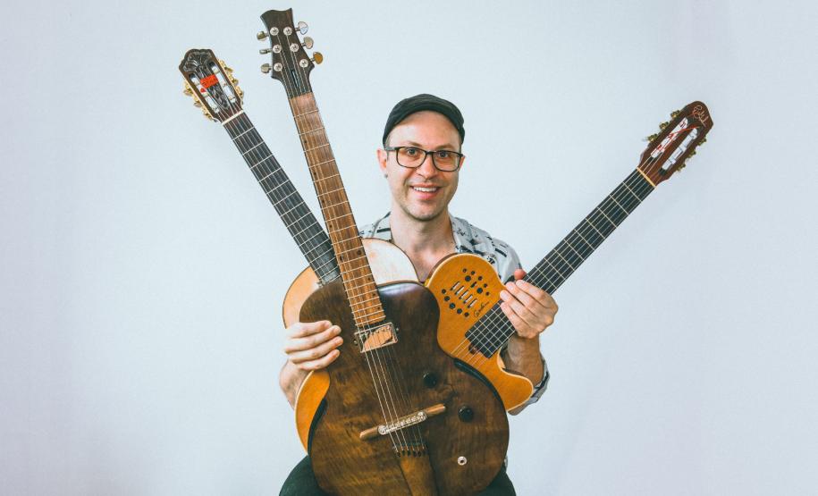 Centro Cultural Teatro Guaíra - Teatro José Maria Santos - "Rotação" – Inspirados em questões poéticas e contemporâneas acerca de conceitos como profundidade, altura, linha, ângulo, distância, tridimensionalidade, convergências e divergências, o ator Giovanni Venturini e a dançarina Lívea Castro estreiam em Curitiba acompanhados de dezenas de escadas