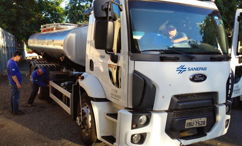 Sanepar envia caminhões-pipa para ajudar Rio Grande do Sul com abastecimento, na manhã desta terça-feira (7) cinco caminhões-pipa, cada um com capacidade para até 12 mil litros de água seguiram destino ao Sul.