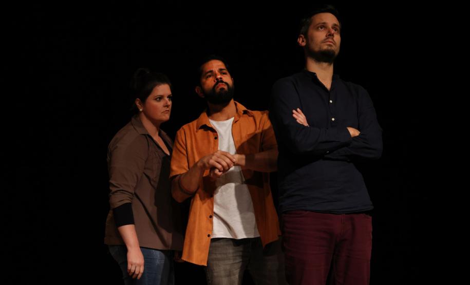 Centro Cultural Teatro Guaíra - Teatro José Maria Santos - "Rotação" – Inspirados em questões poéticas e contemporâneas acerca de conceitos como profundidade, altura, linha, ângulo, distância, tridimensionalidade, convergências e divergências, o ator Giovanni Venturini e a dançarina Lívea Castro estreiam em Curitiba acompanhados de dezenas de escadas