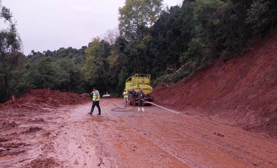 Equipes do DER/PR ajudam a recuperar rodovias de duas cidades no Rio Grande do Sul