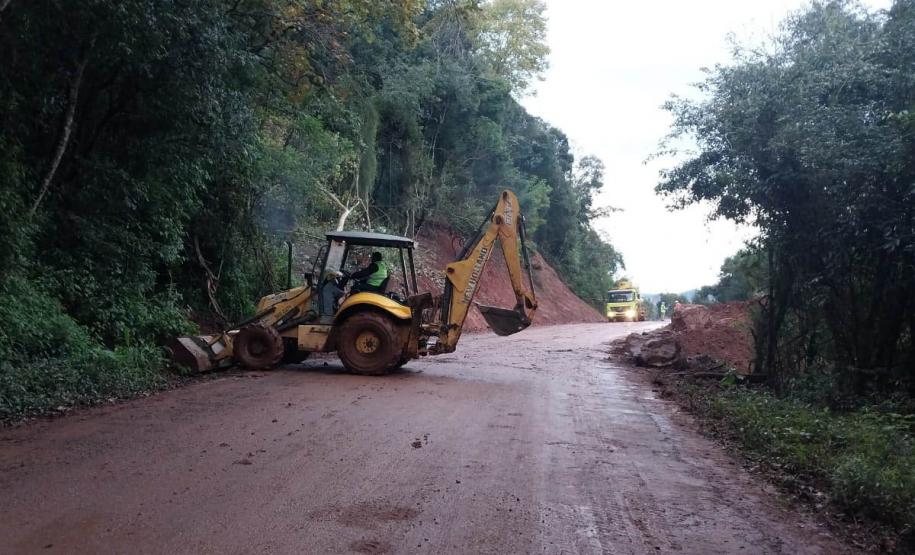 Equipes do DER/PR ajudam a recuperar rodovias de duas cidades no Rio Grande do Sul