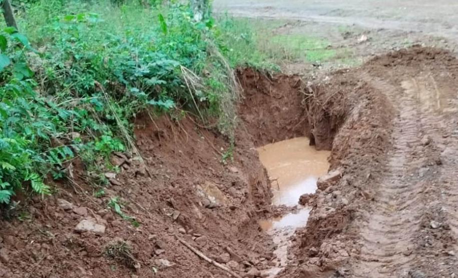 Equipes do DER/PR ajudam a recuperar rodovias de duas cidades no Rio Grande do Sul