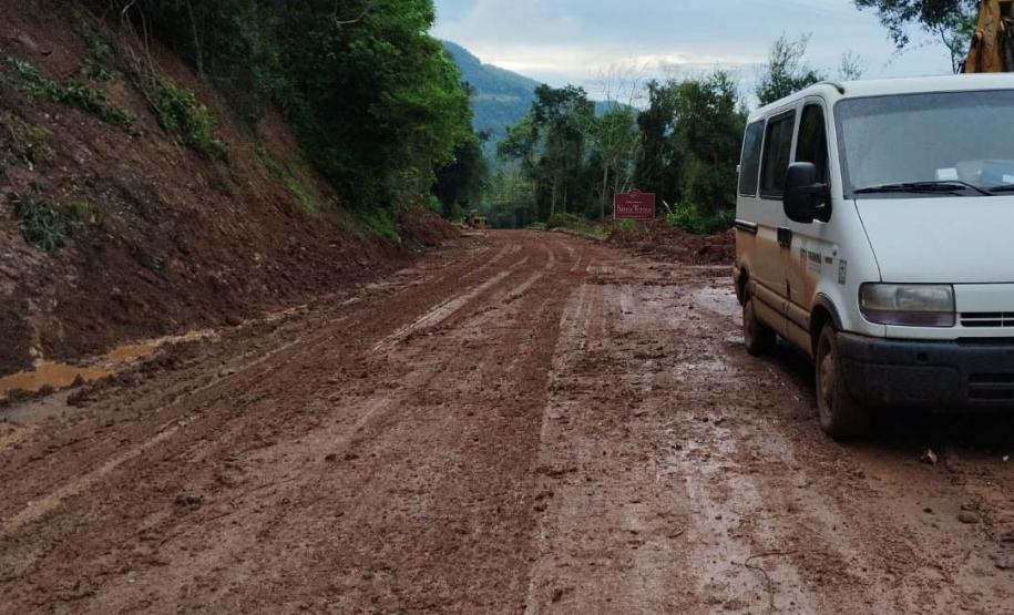 Equipes do DER/PR ajudam a recuperar rodovias de duas cidades no Rio Grande do Sul