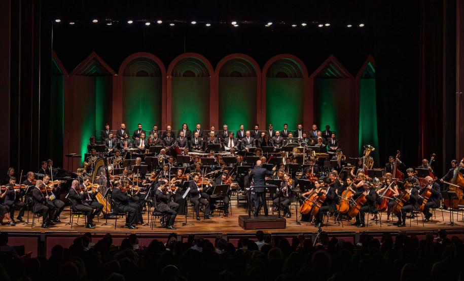 Centro Cultural Teatro Guaíra - Teatro José Maria Santos - "Rotação" – Inspirados em questões poéticas e contemporâneas acerca de conceitos como profundidade, altura, linha, ângulo, distância, tridimensionalidade, convergências e divergências, o ator Giovanni Venturini e a dançarina Lívea Castro estreiam em Curitiba acompanhados de dezenas de escadas