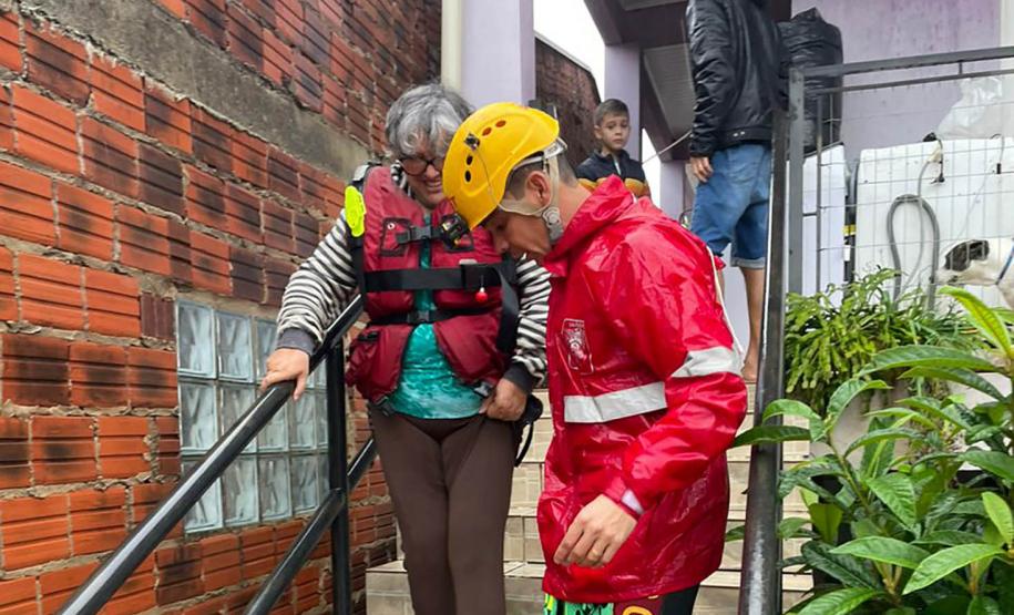 Paraná enviará alimentos, colchões e 144 mil copos de água da Sanepar ao Rio Grande do Sul