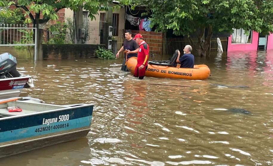 Sanepar envia caminhões-pipa para ajudar Rio Grande do Sul com abastecimento, na manhã desta terça-feira (7) cinco caminhões-pipa, cada um com capacidade para até 12 mil litros de água seguiram destino ao Sul.