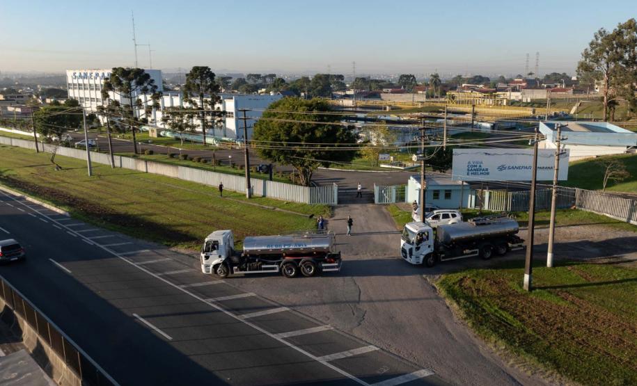 Sanepar envia caminhões-pipa para ajudar Rio Grande do Sul com abastecimento, na manhã desta terça-feira (7) cinco caminhões-pipa, cada um com capacidade para até 12 mil litros de água seguiram destino ao Sul.