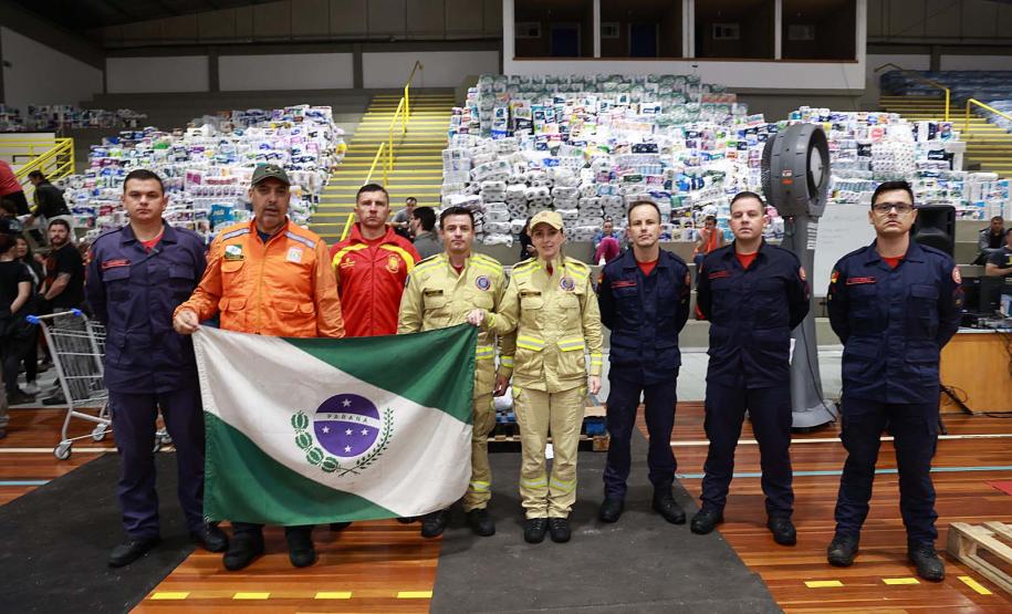Caminhões com doações dos paranaenses chegam ao município de Santa Cruz do Sul/RS.