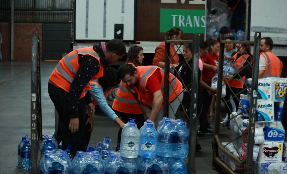Caminhões com doações dos paranaenses chegam ao município de Santa Cruz do Sul/RS.