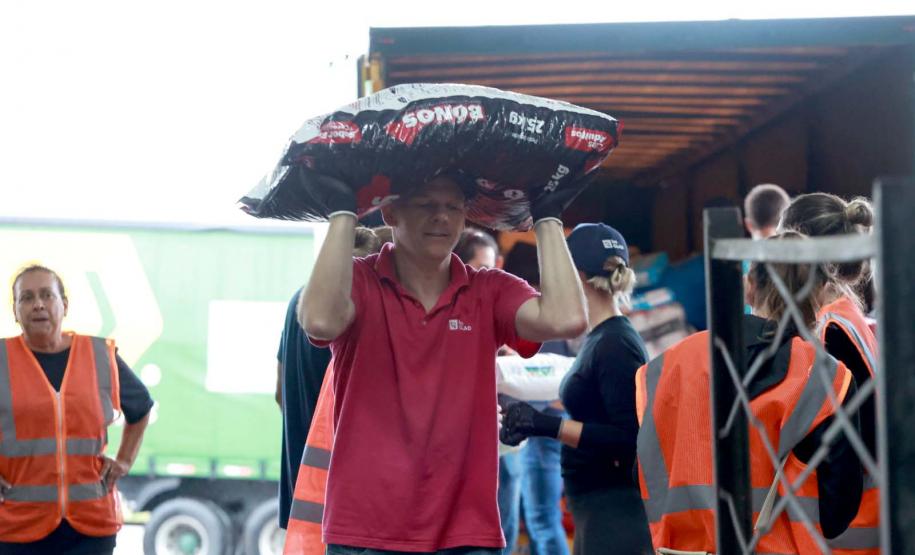 Caminhões com doações dos paranaenses chegam ao município de Santa Cruz do Sul/RS.