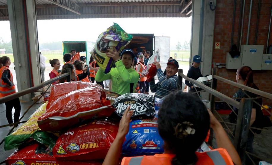 Caminhões com doações dos paranaenses chegam ao município de Santa Cruz do Sul/RS.