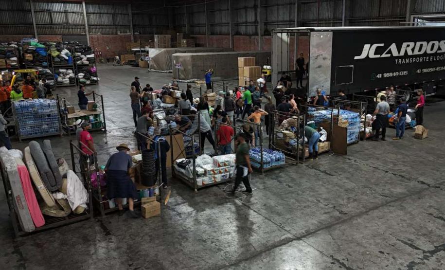 Caminhões com doações dos paranaenses chegam ao município de Santa Cruz do Sul/RS.