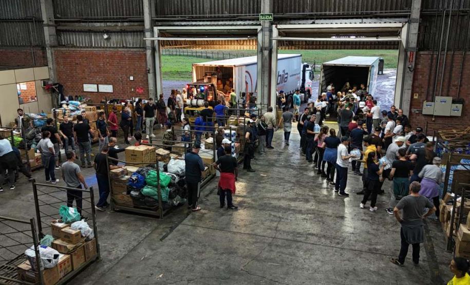 Caminhões com doações dos paranaenses chegam ao município de Santa Cruz do Sul/RS.
