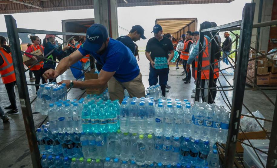 Caminhões com doações dos paranaenses chegam ao município de Santa Cruz do Sul/RS.
