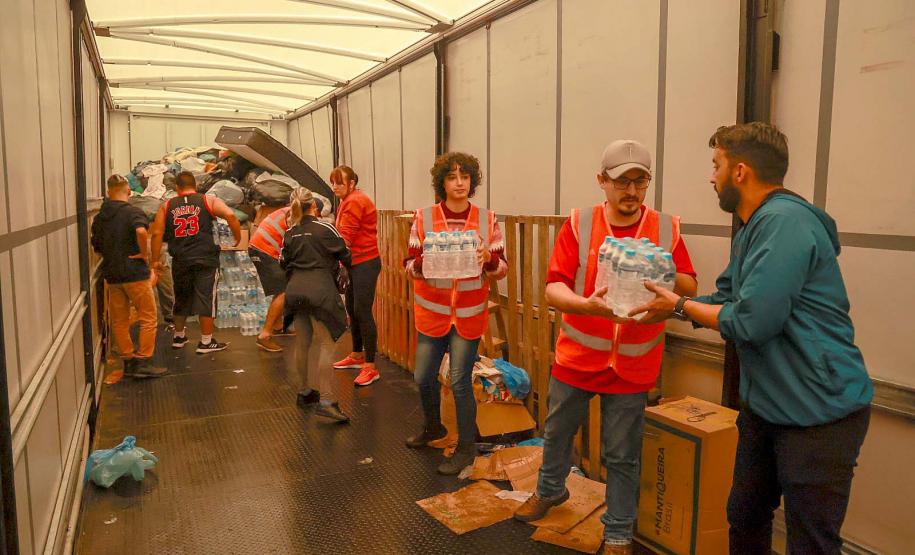 Caminhões com doações dos paranaenses chegam ao município de Santa Cruz do Sul/RS.