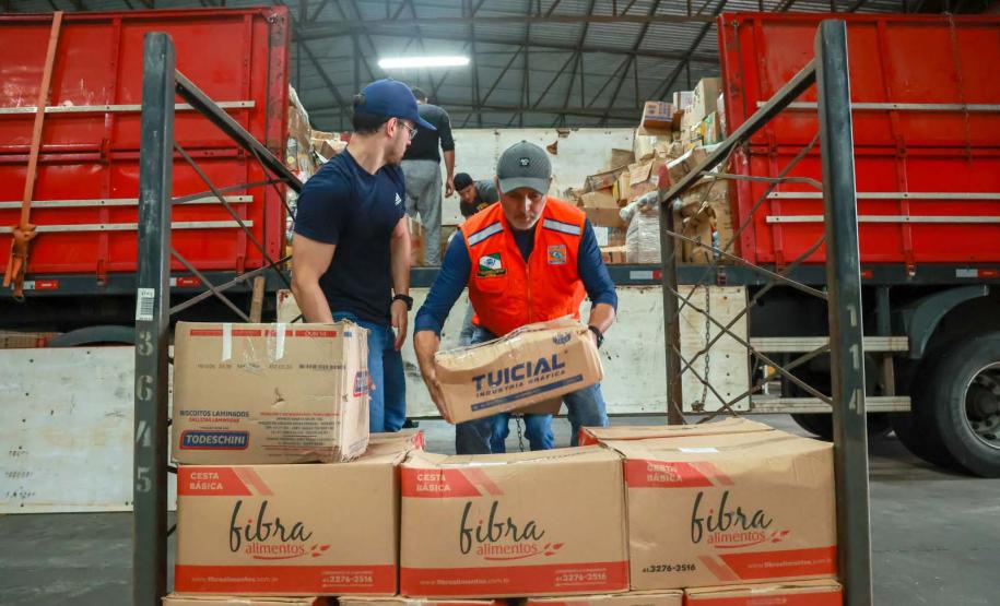 Caminhões com doações dos paranaenses chegam ao município de Santa Cruz do Sul/RS.