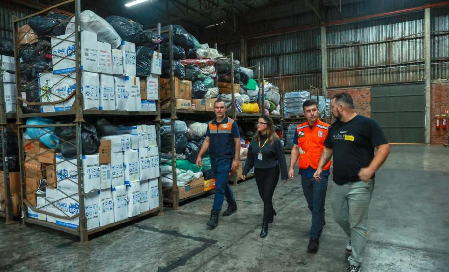 Caminhões com doações dos paranaenses chegam ao município de Santa Cruz do Sul/RS.