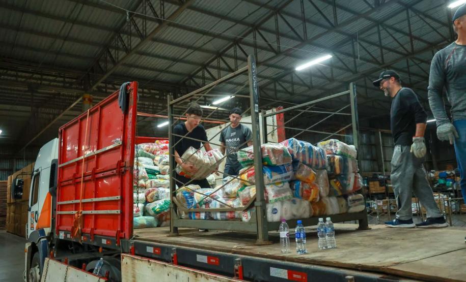Caminhões com doações dos paranaenses chegam ao município de Santa Cruz do Sul/RS.