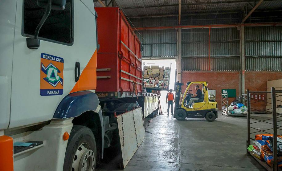 Caminhões com doações dos paranaenses chegam ao município de Santa Cruz do Sul/RS.