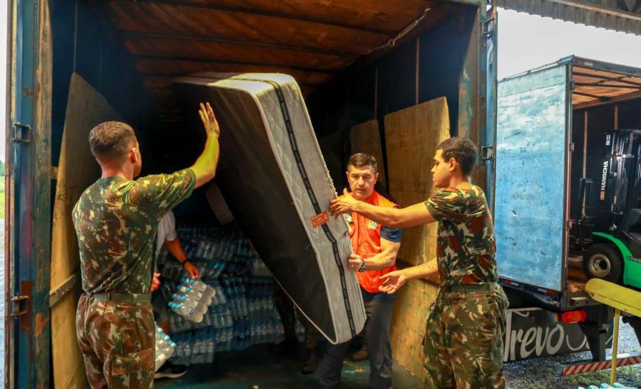 Caminhões com doações dos paranaenses chegam ao município de Santa Cruz do Sul/RS.