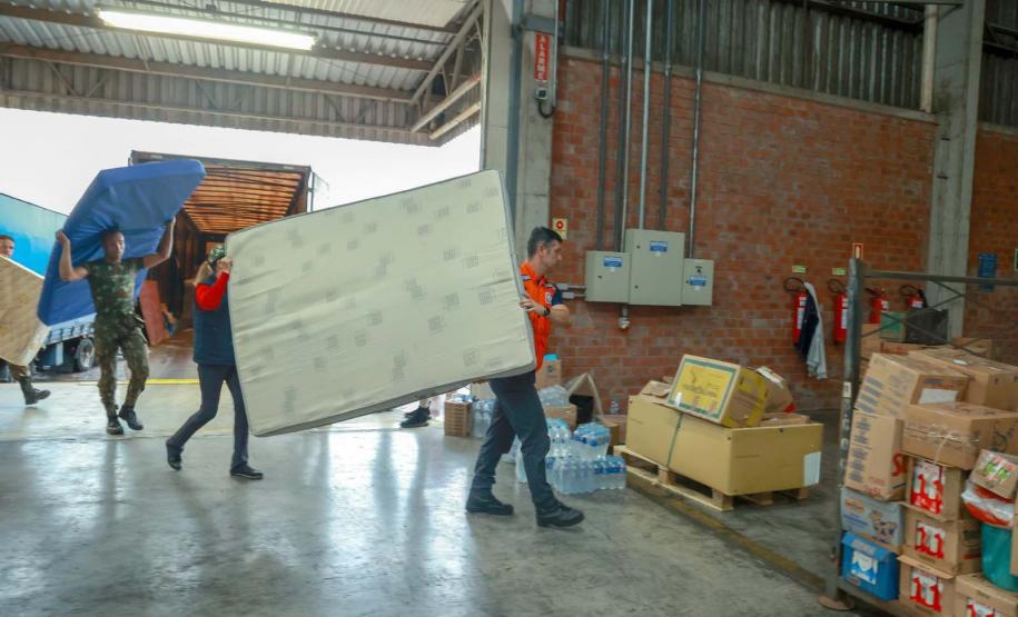 Caminhões com doações dos paranaenses chegam ao município de Santa Cruz do Sul/RS.