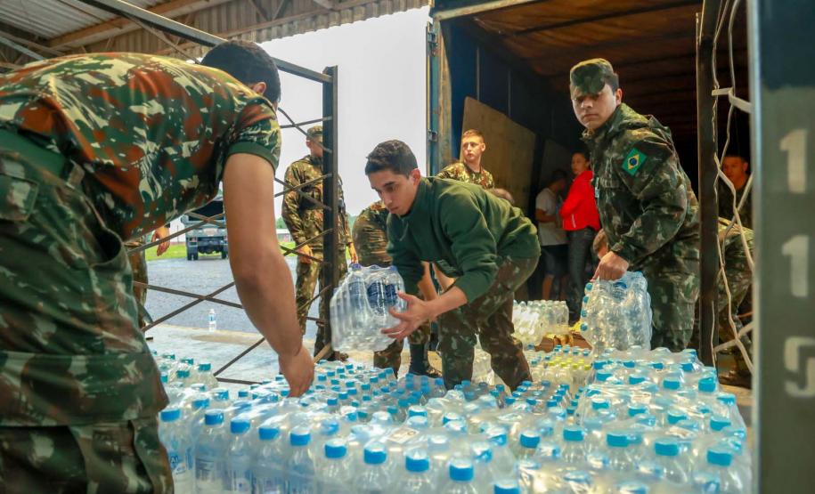 Caminhões com doações dos paranaenses chegam ao município de Santa Cruz do Sul/RS.