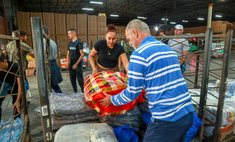Caminhões com doações dos paranaenses chegam ao município de Santa Cruz do Sul/RS.