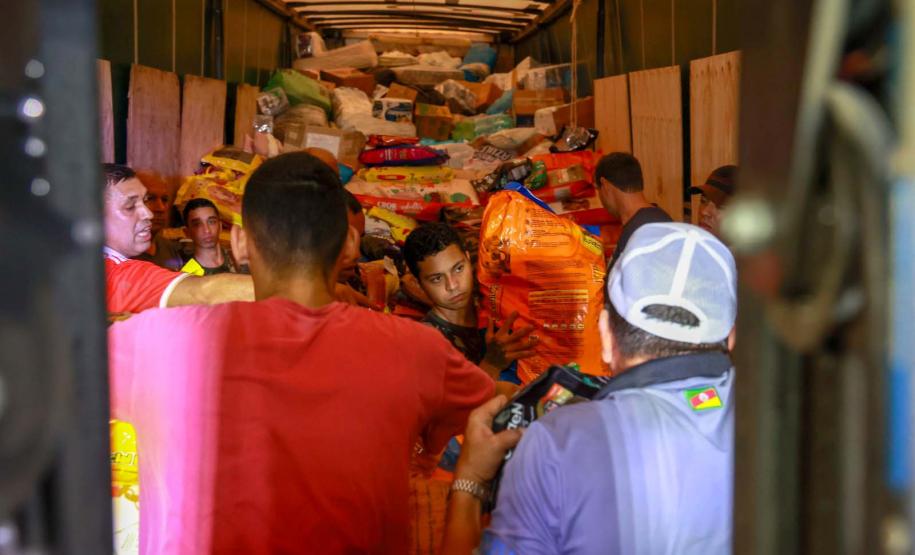Caminhões com doações dos paranaenses chegam ao município de Santa Cruz do Sul/RS.