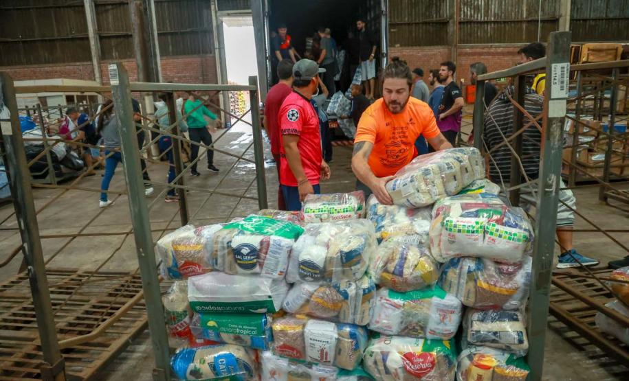 Caminhões com doações dos paranaenses chegam ao município de Santa Cruz do Sul/RS.