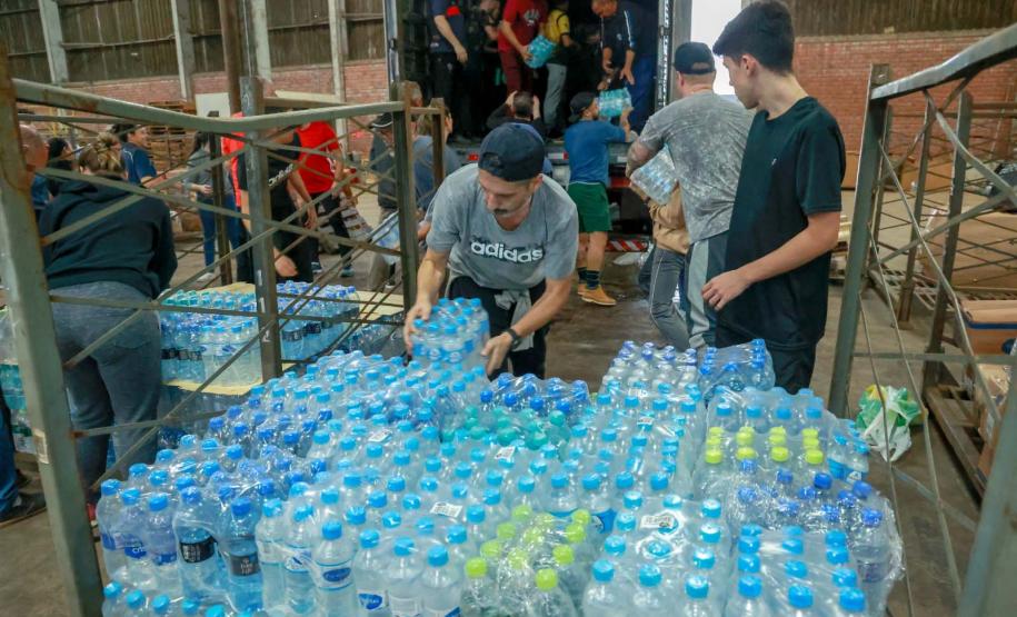 Caminhões com doações dos paranaenses chegam ao município de Santa Cruz do Sul/RS.
