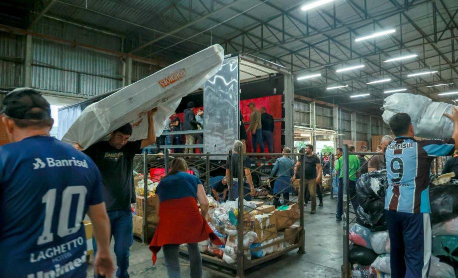 Caminhões com doações dos paranaenses chegam ao município de Santa Cruz do Sul/RS.