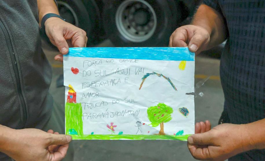 Caminhões com doações dos paranaenses chegam ao município de Santa Cruz do Sul/RS.