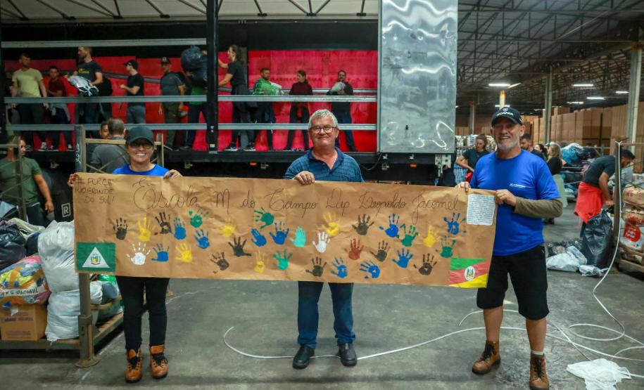 Caminhões com doações dos paranaenses chegam ao município de Santa Cruz do Sul/RS.
