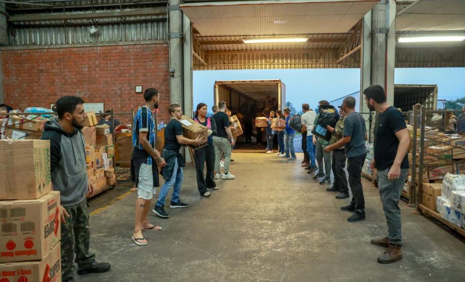 Caminhões com doações dos paranaenses chegam ao município de Santa Cruz do Sul/RS.