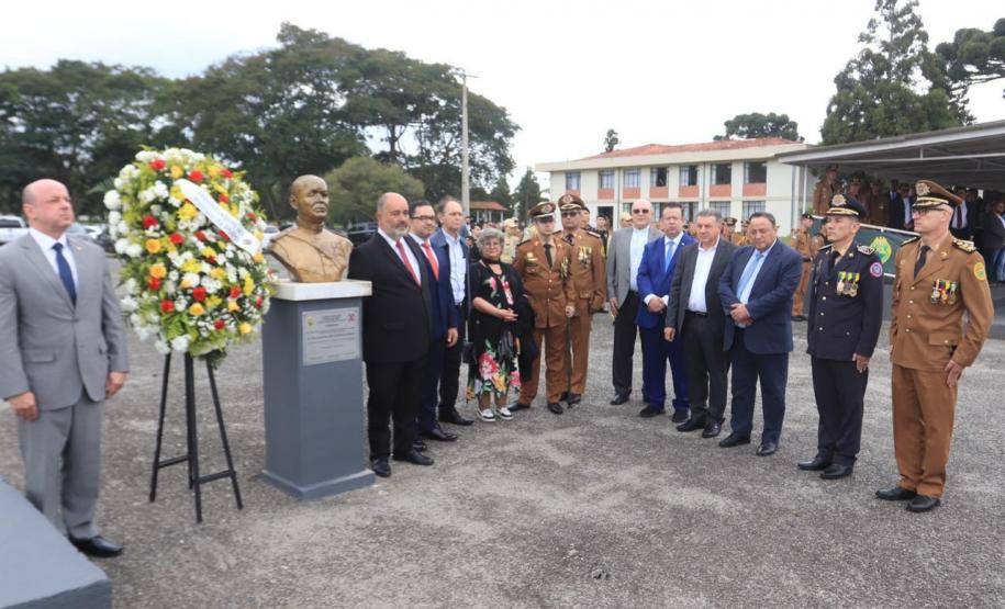 Secretário-chefe da Casa Civil recebe a maior honraria da PM-PR, a medalha Coronel Sarmento