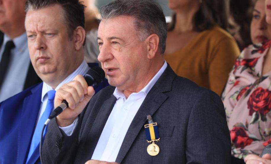 Secretário-chefe da Casa Civil recebe a maior honraria da PM-PR, a medalha Coronel Sarmento