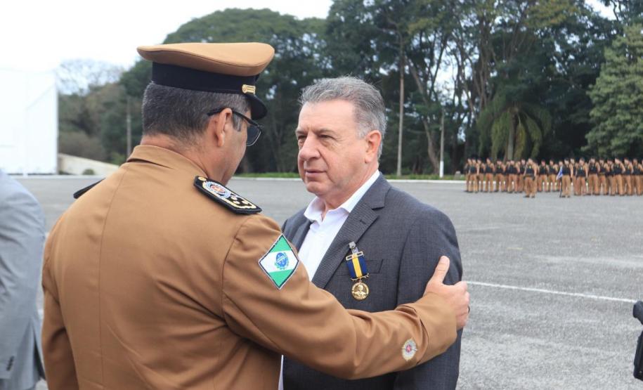 Secretário-chefe da Casa Civil recebe a maior honraria da PM-PR, a medalha Coronel Sarmento