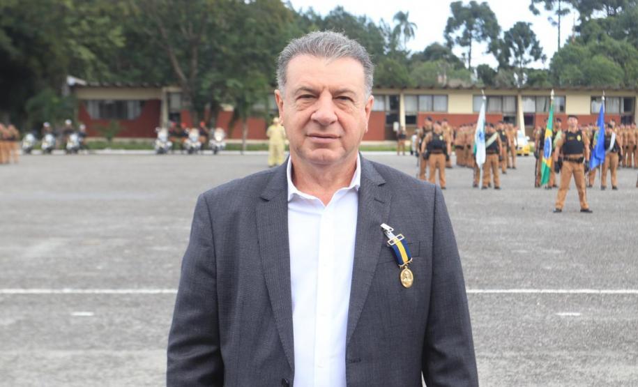 Secretário-chefe da Casa Civil recebe a maior honraria da PM-PR, a medalha Coronel Sarmento