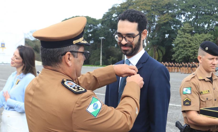 Secretário-chefe da Casa Civil recebe a maior honraria da PM-PR, a medalha Coronel Sarmento