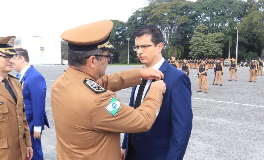 Secretário-chefe da Casa Civil recebe a maior honraria da PM-PR, a medalha Coronel Sarmento