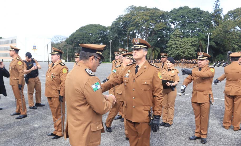 Secretário-chefe da Casa Civil recebe a maior honraria da PM-PR, a medalha Coronel Sarmento