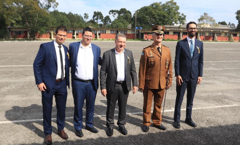 Secretário-chefe da Casa Civil recebe a maior honraria da PM-PR, a medalha Coronel Sarmento