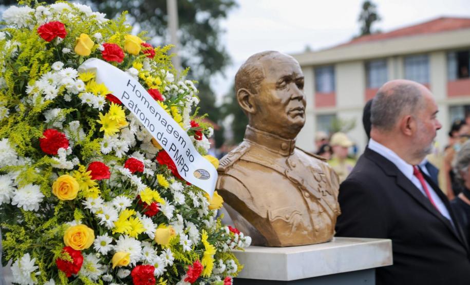 Secretário-chefe da Casa Civil recebe a maior honraria da PM-PR, a medalha Coronel Sarmento