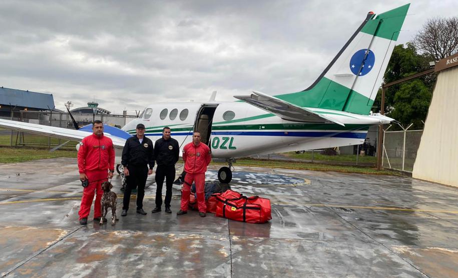 Cães e bombeiros do Paraná embarcam para o RS para ajudar em buscas por vítimas