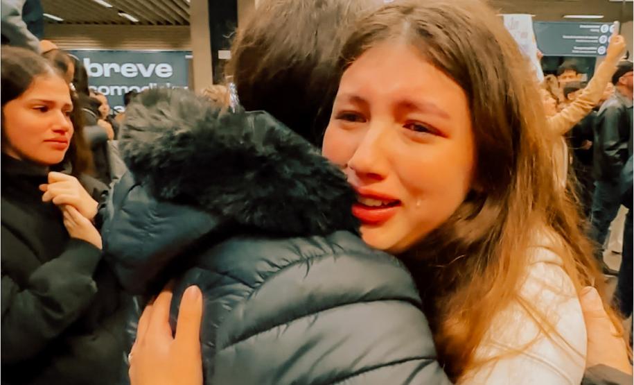 Vindos diretamente da Austrália, desembarcaram nesta terça e quarta-feira (25 e 26), no Aeroporto Internacional Afonso Pena, em São José dos Pinhais, na Grande Curitiba, 54 alunos da rede estadual de ensino que participaram da edição de 2024 do programa Ganhando o Mundo.  O programa de intercâmbio do Governo do Estado levou, entre os meses de janeiro e fevereiro, mil estudantes para cinco países de língua inglesa. Eles tiveram uma oportunidade de estudar, durante esses meses, em um curso equivalente ao Ensi