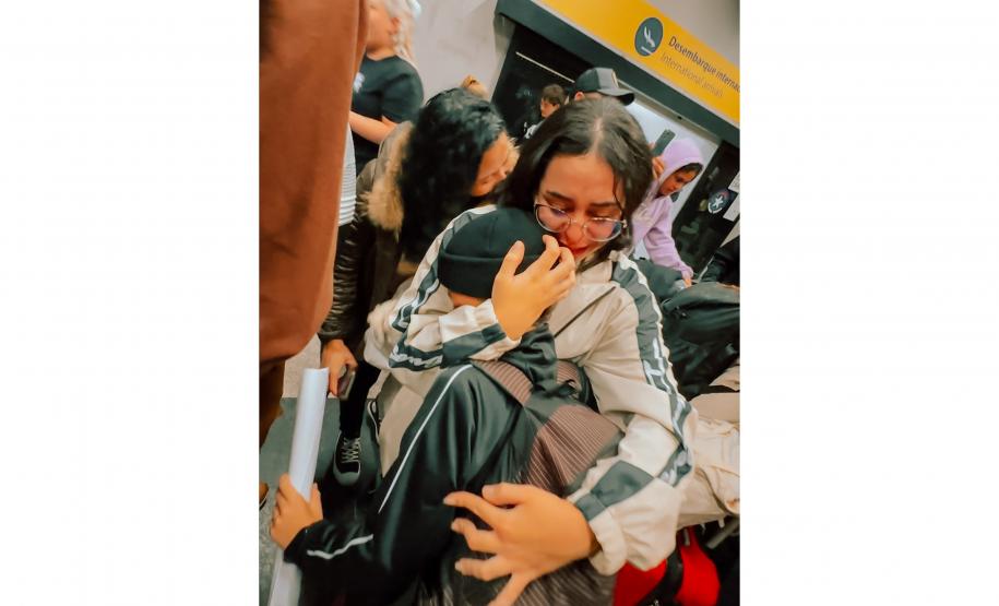 Vindos diretamente da Austrália, desembarcaram nesta terça e quarta-feira (25 e 26), no Aeroporto Internacional Afonso Pena, em São José dos Pinhais, na Grande Curitiba, 54 alunos da rede estadual de ensino que participaram da edição de 2024 do programa Ganhando o Mundo.  O programa de intercâmbio do Governo do Estado levou, entre os meses de janeiro e fevereiro, mil estudantes para cinco países de língua inglesa. Eles tiveram uma oportunidade de estudar, durante esses meses, em um curso equivalente ao Ensi