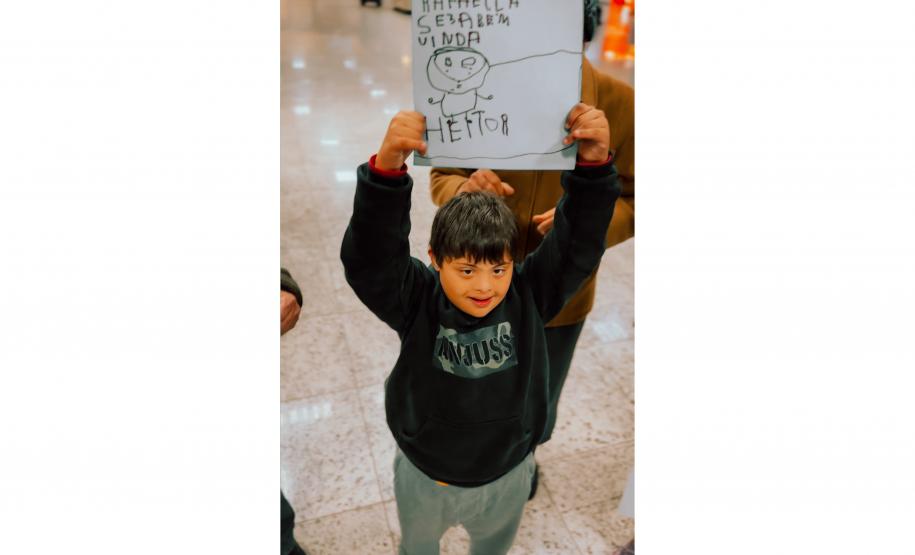 Vindos diretamente da Austrália, desembarcaram nesta terça e quarta-feira (25 e 26), no Aeroporto Internacional Afonso Pena, em São José dos Pinhais, na Grande Curitiba, 54 alunos da rede estadual de ensino que participaram da edição de 2024 do programa Ganhando o Mundo.  O programa de intercâmbio do Governo do Estado levou, entre os meses de janeiro e fevereiro, mil estudantes para cinco países de língua inglesa. Eles tiveram uma oportunidade de estudar, durante esses meses, em um curso equivalente ao Ensi