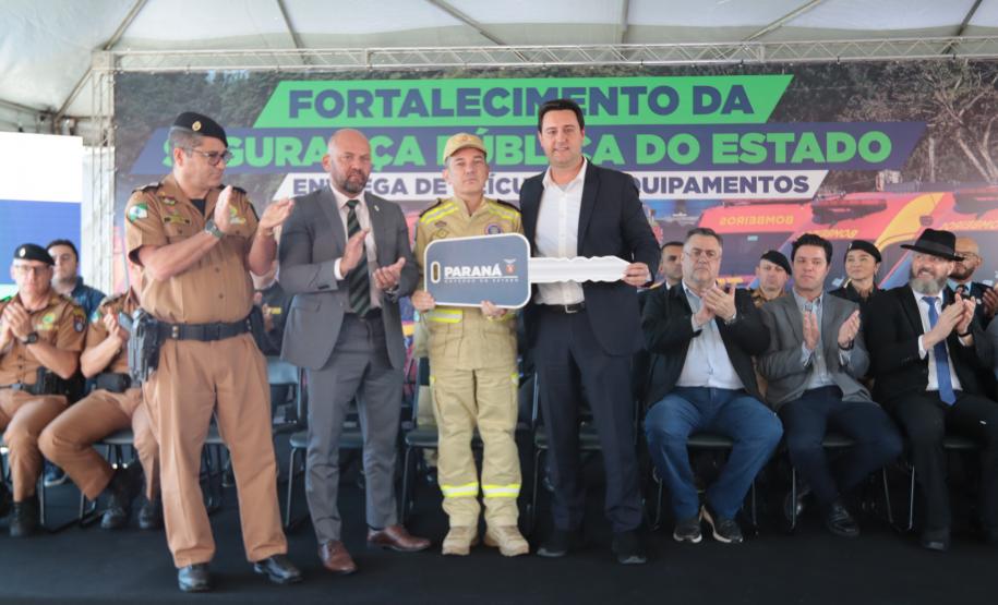 O governador Carlos Massa Ratinho Junior entregou nesta segunda-feira (3) 39 novos veículos para reforçar os trabalhos do Corpo de Bombeiros do Paraná.