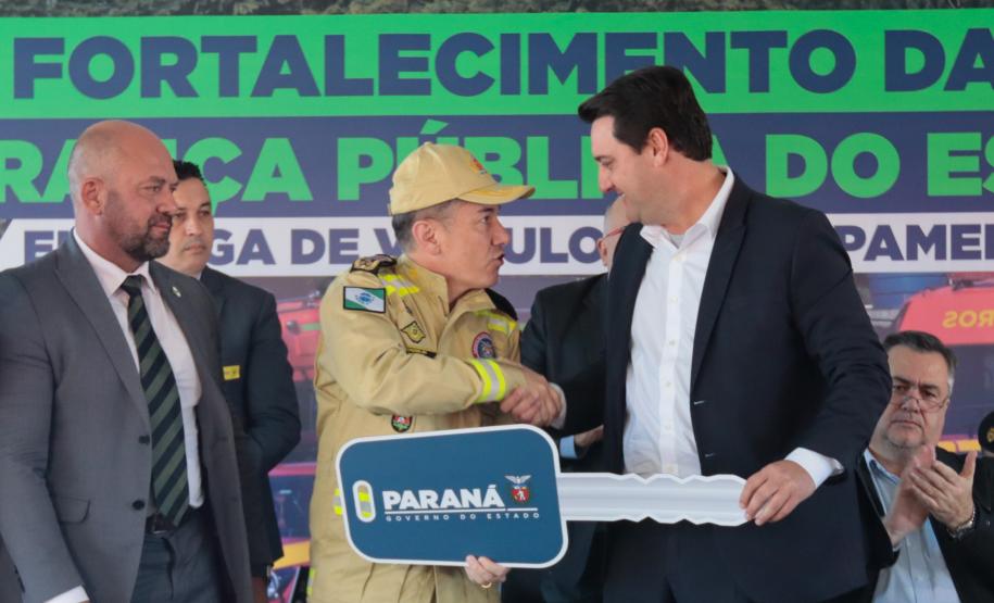 O governador Carlos Massa Ratinho Junior entregou nesta segunda-feira (3) 39 novos veículos para reforçar os trabalhos do Corpo de Bombeiros do Paraná.