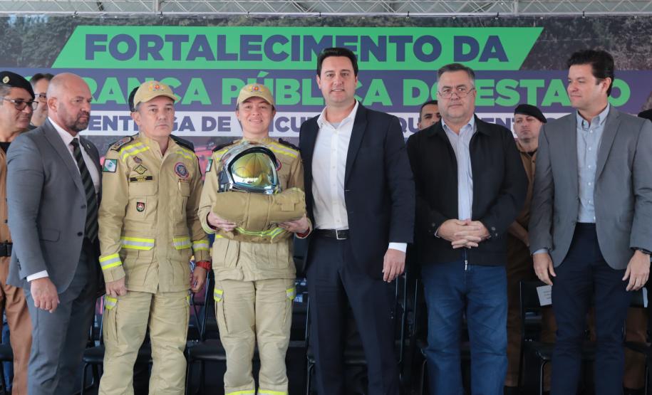 O governador Carlos Massa Ratinho Junior entregou nesta segunda-feira (3) 39 novos veículos para reforçar os trabalhos do Corpo de Bombeiros do Paraná.